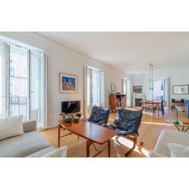 Piso de esquina con 9 balcones 