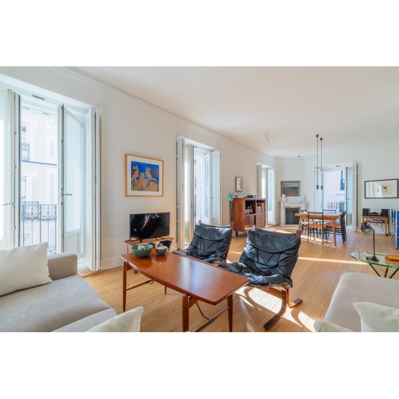 Piso de esquina con 9 balcones 