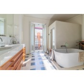 Piso de esquina con 9 balcones 