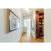 Piso de esquina con 9 balcones 